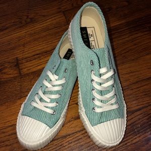 NWOT Size 8 Sneakers